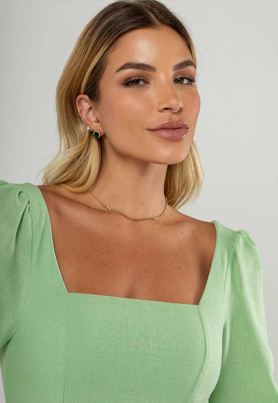 Trio de Brincos Semijoia Pedra Verde e Ponto de Luz Zircônia Banhados a ouro 18k — outra vista
