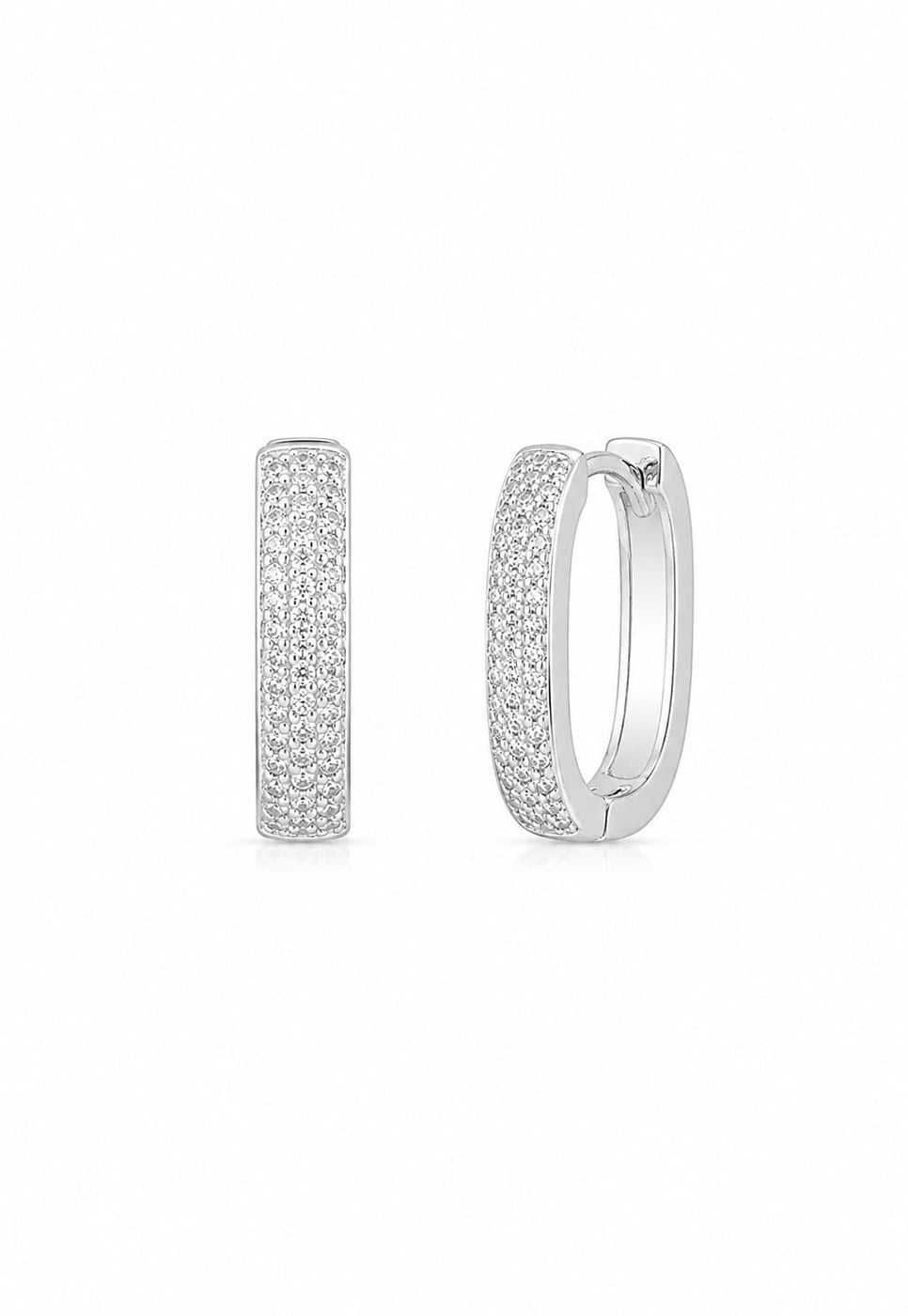 Argola Oval Cravejada com Micro Zircônias Banhada a Prata 925