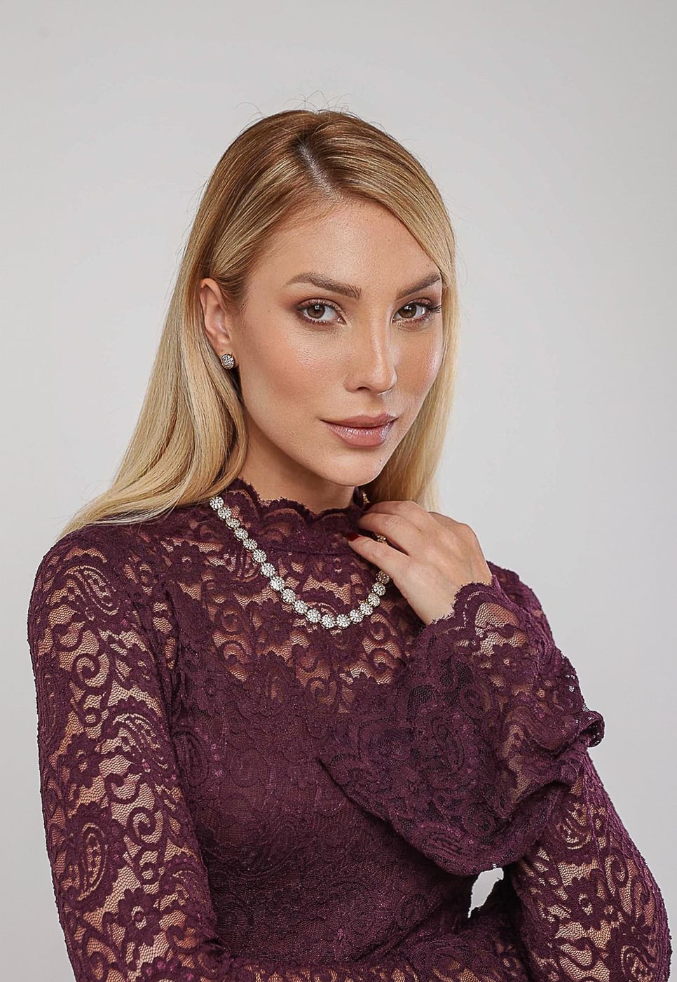 Conjunto colar e brinco riviera com pedras redondas cravejadas em fundo claro