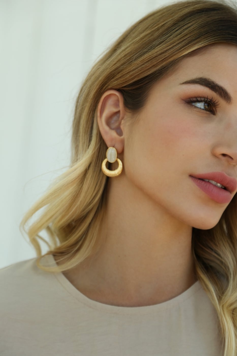Brinco Semijoia Dourado com Madrepérola Oval 18k — outra vista