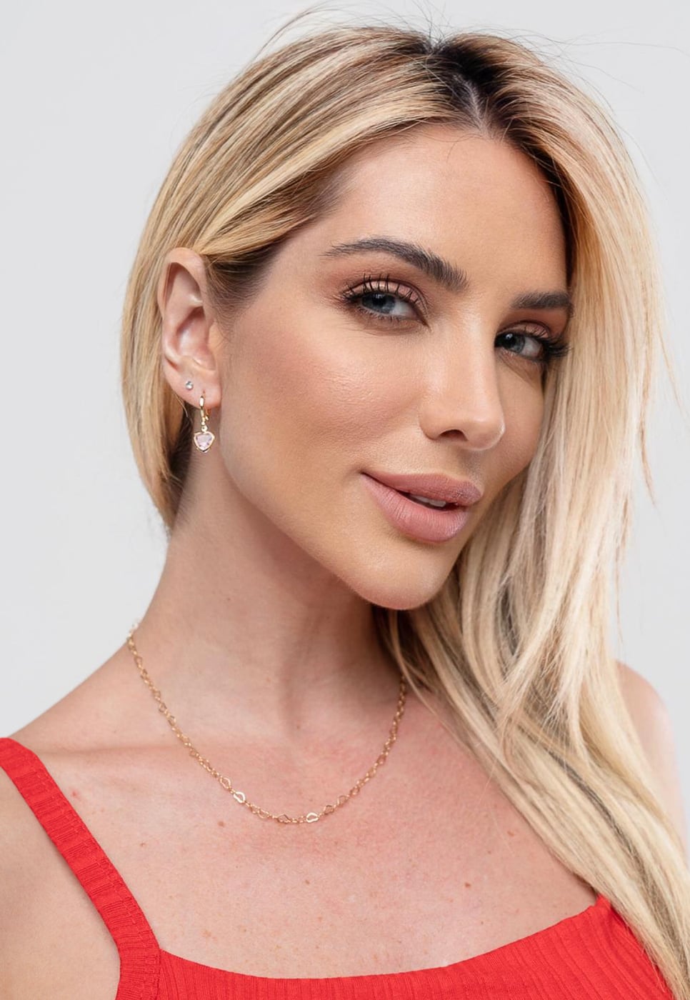 Brinco Semijoia de Argola com Pingente Coração Zircônia Cristal 18k — outra vista