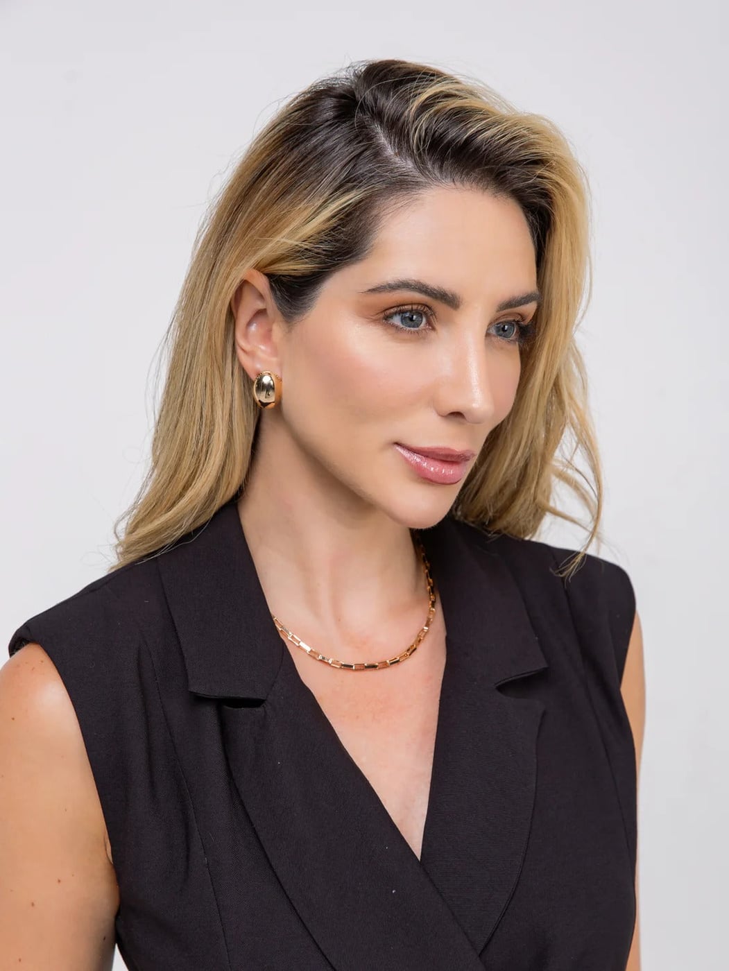 Colar De Corrente Semijoia Elos Quadrados Banho 18K — outra vista