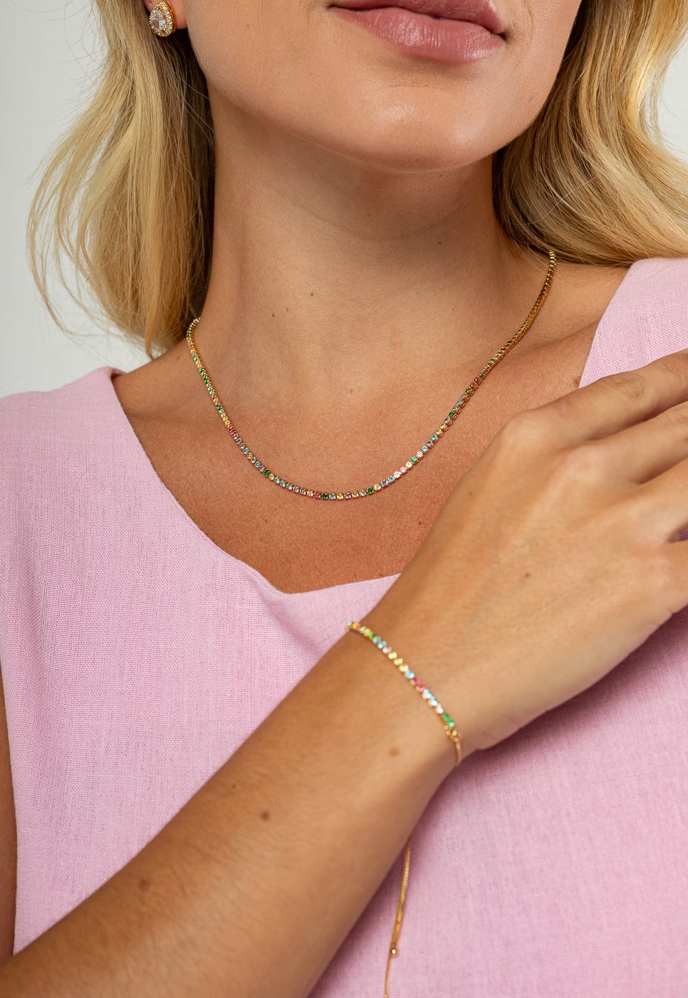 Pulseira semijoia riviera com zircônias coloridas em fundo branco